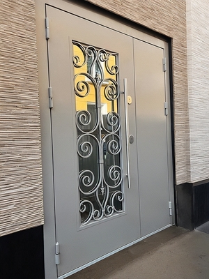 Полуторная дверь с решеткой