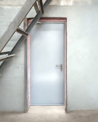 Глухая дверь с доводчиком Глухая дверь с доводчиком