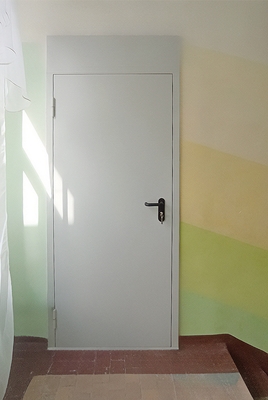 Дверь в образовательном центре Дверь в образовательном центре