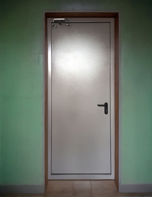 Дверь с доводчиком Дверь с доводчиком